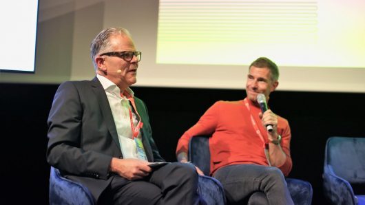 Moderator Andreas Horchler (l.) mit Micky Beisenherz (Foto: Medien.Bayern GmbH, David-Pierce Brill, Janine Riekher, Alexander von Spreti)