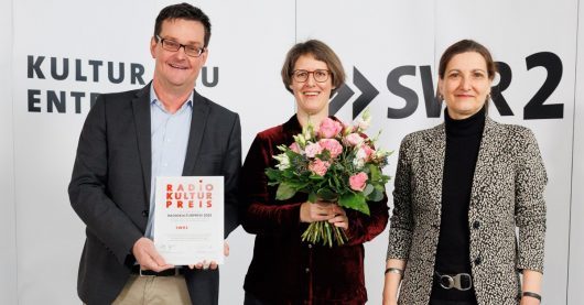 GEMA Kulturpreis 2022: Charlotte Seither mit Wolfgang Gushurst und Doris Blaich von SWR2 (Bild: © Manuel Vescoli)