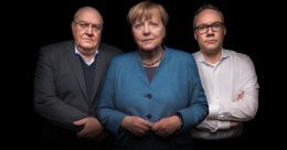 Angela Merkel mit dem ehemaligen Bundesrichter Thomas Fischer (li.) und Holger Schmidt (re.) (Bild: © SWR/Oliver Reuther)