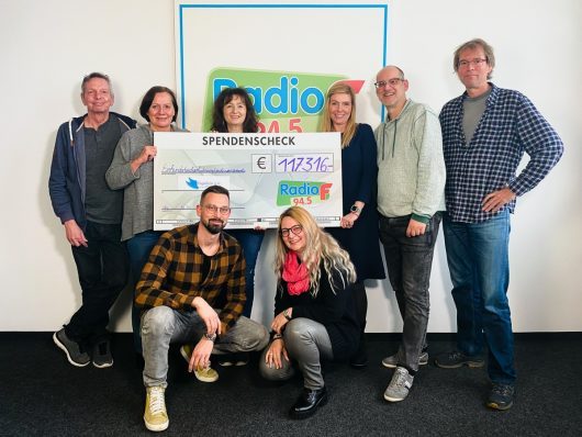 Das Radio F-Team übergibt den Spendenscheck an Engelein-Vorständin Yvonne Specht. (Bild: © Radio F/Chris Güthlein)