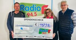 Radio F-Moderator Helmut Föttinger übergibt den Spendenscheck an die Engelein-Vorstände Yvonne und Klaus Specht. (Bild: © Radio F/Chris Güthlein)