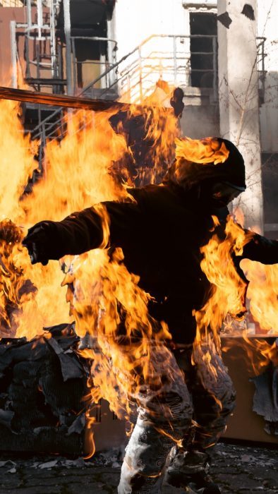 Geschützt durch einen feuerfesten Anzug musste Tamara durch eine brennende Feuerwand laufen und zur lebendigen Fackel werden (Bild: Funkhaus Nürnberg)