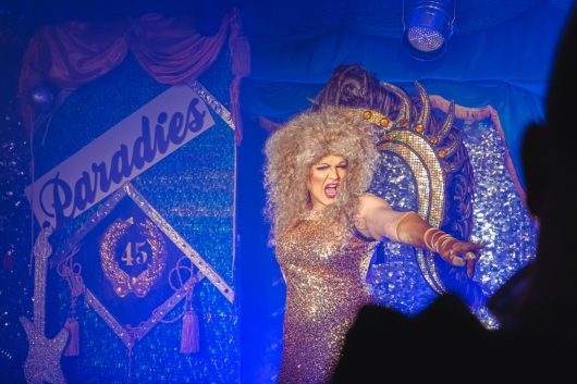 Vor den Gästen des Travestie-Theaters „Paradies“ hatte Christian einen Auftritt als Drag-Queen. (Bild: Funkhaus Nürnberg)
