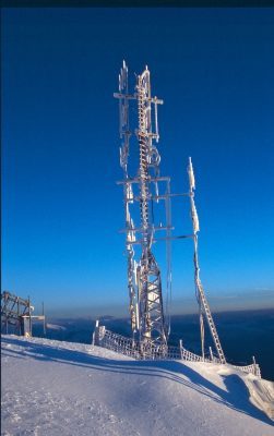 Antenne des ERF Südtirol auf der 2.566 Meter hohen Flatschspitze – von hier aus wird das Signal seit ca. 30 Jahren in das Eisacktal gesendet und ist dadurch sowohl auf der Brennerautobahn wie auch bis hinein in den Großraum Innsbruck zu empfangen.