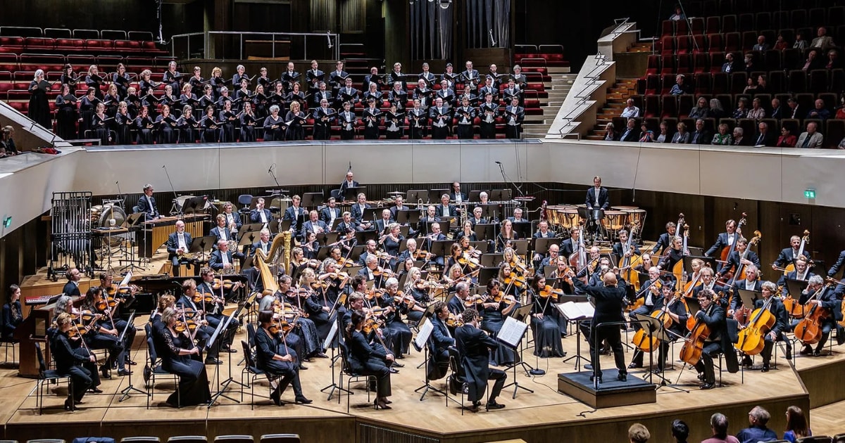 MDR-Sinfonieorchester und MDR-Rundfunkchor unter der Leitung von Dennis Russell Davies im Gewandhaus Leipzig.(Bild: © MDR/Marco Prosch)