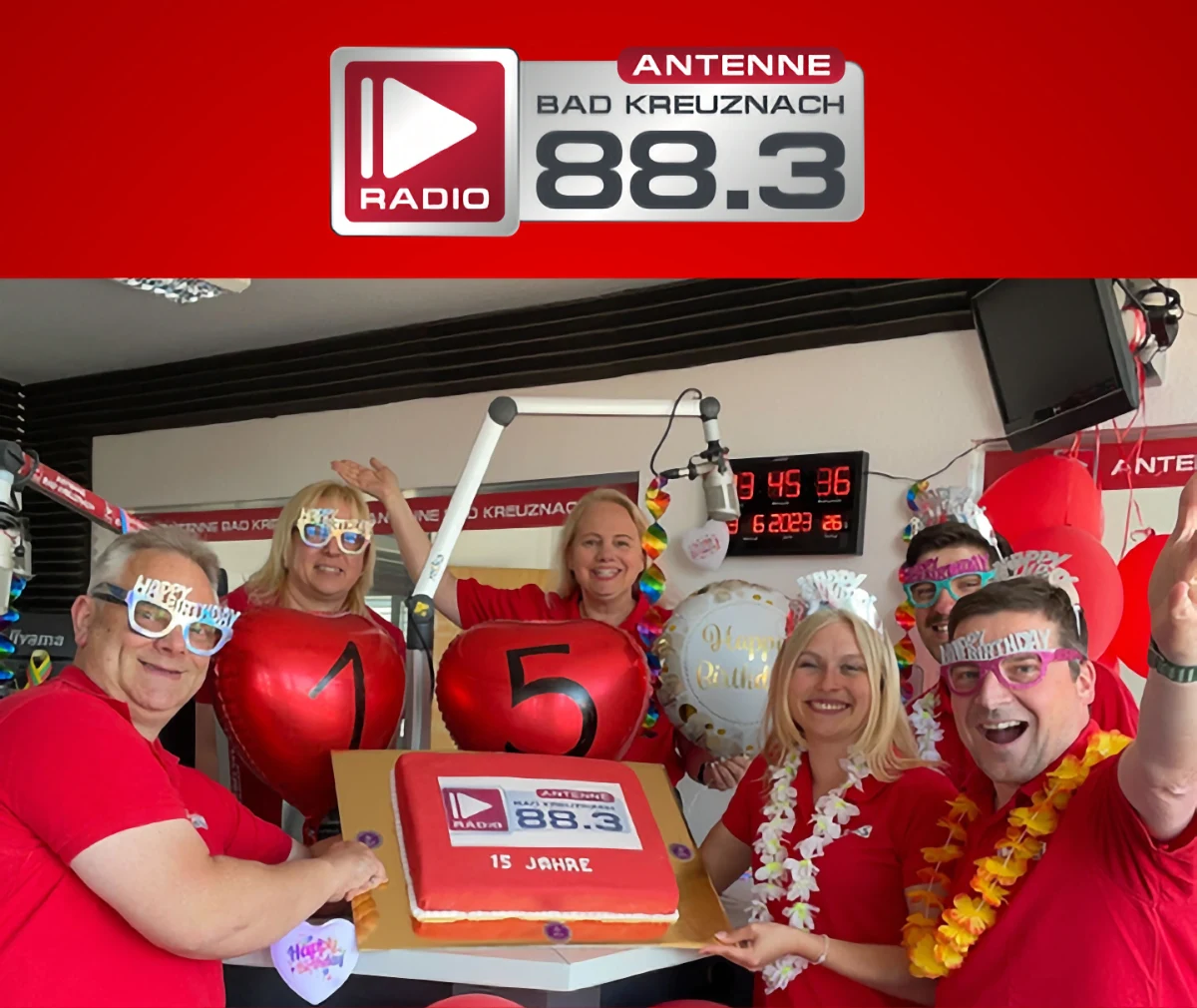 Das Antenne Bad Kreuznach-Morning Show Team feiert mit einem Geburtstagskuchen vom Cafe Wahl