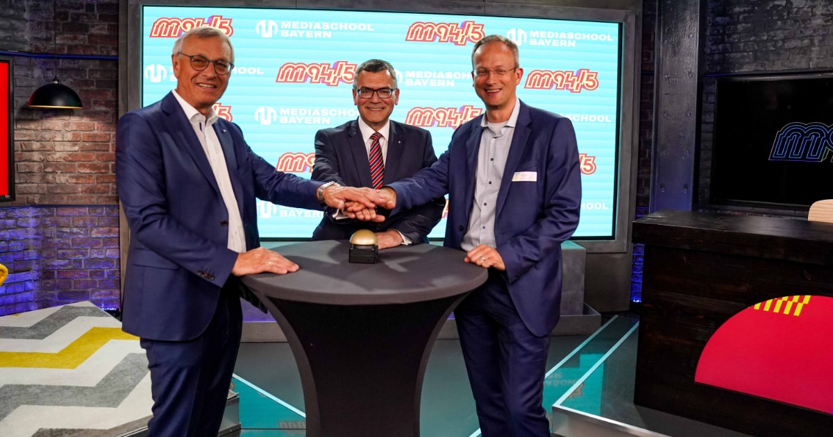 Siegfried Schneider, Dr. Florian Herrmann und Dr. Thorsten Schmiege weihen das neue Studio der Mediaschool ein. (Bild: MEDIASCHOOL BAYERN)