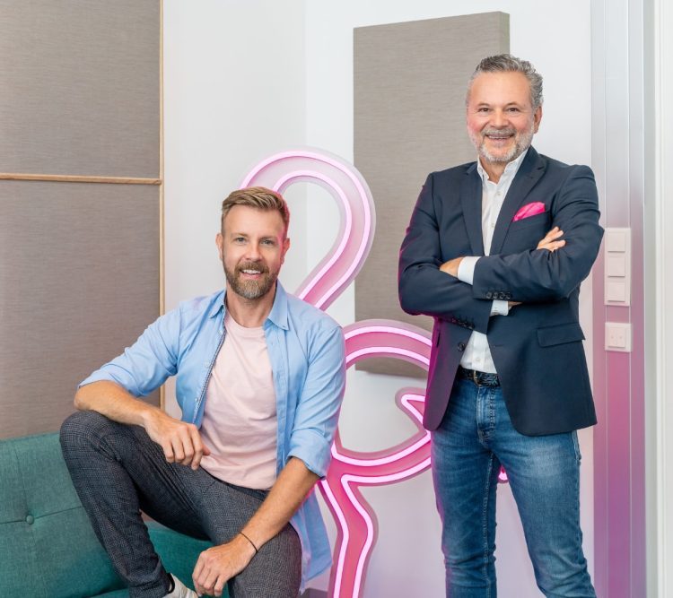 Radio Flamingo Geschäftsführer Gottfried Bichler begrüßt Neuzugang und Schlagerstar Chris Bertl im Team (Bild: © Brand Images e.U.)