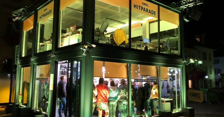 Gläsernes Studio für SWR1 Hitparade 2023 in Neuwied (Bild: ©SWR)