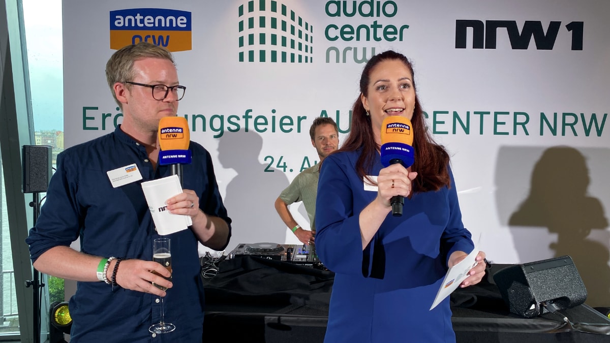 Julia Schutz eroeffnet die Party mit Star-DJ Flo Weiss im Hintergrund (Bild: © Marek Schirmer / RADIOSZENE)