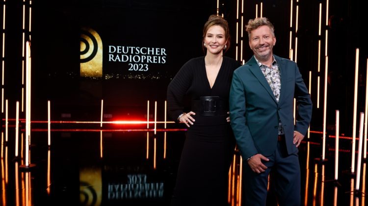 Katrin Bauerfeind moderierte die Radiopreis-Verleihung. Thorsten Schorn begleitet die Show im Show. (Bild: © Deutscher Radiopreis/Morris Mac Matzen)