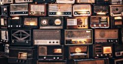 100 Jahre Radio (Bild: Andrea De Santis auf Unsplash)