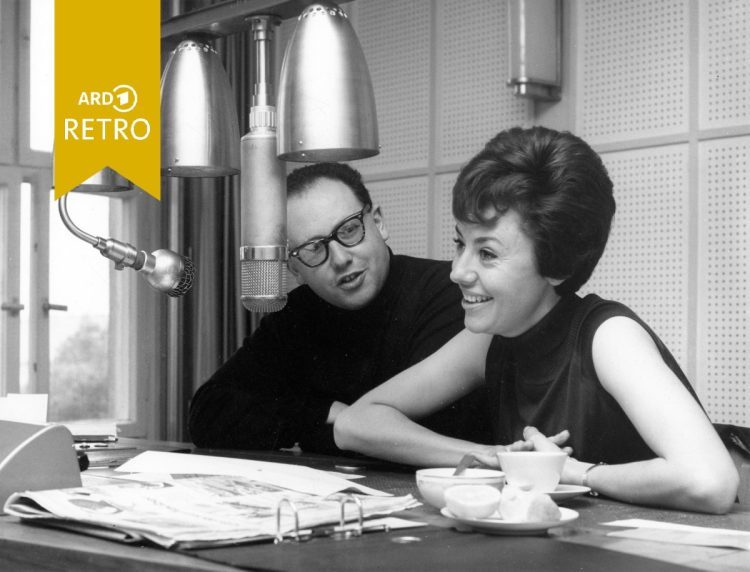 Peter von Eckardt mit Caterina Valente im Frühprogramm 'Was gibt's Neues?' am 7. Juli 1965 (Bild: © Deutschlandradio / Karl-Heinz Schubert)