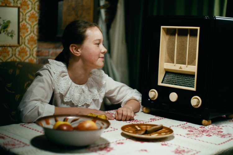 Radio Memories: Elke Lemkemeyer hört Märchenstunde in den 50er Jahren, nachgestellte Szene (Bild: SR)