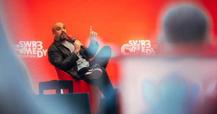 Abdel Karim beim "SWR3 Comedy Festival" 2024. (bild: © SWR3/Adrian Walter)