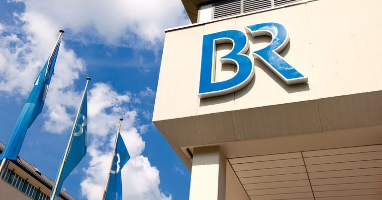 BR-Funkhaus mit Logo und weißblauem Himmel | (Bild: © BR)