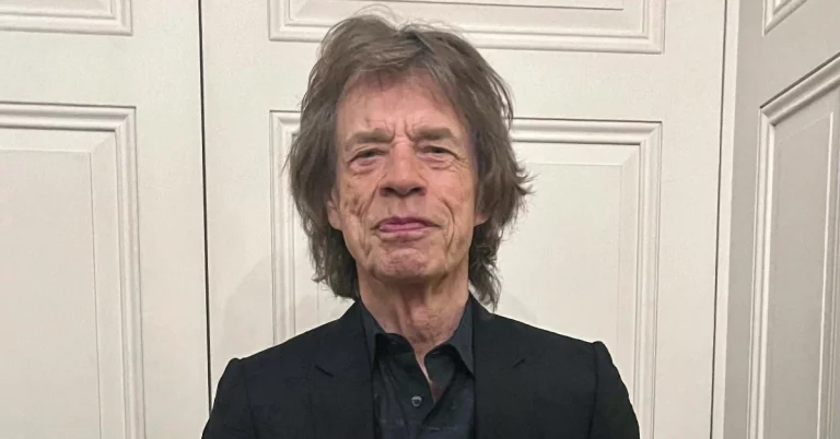 Mick Jagger mit dem "Nummer 1 Award" der Offiziellen Deutschen Jahrescharts 2023 (Bild:© GfK Entertainment GmbH / Pia Squillino)