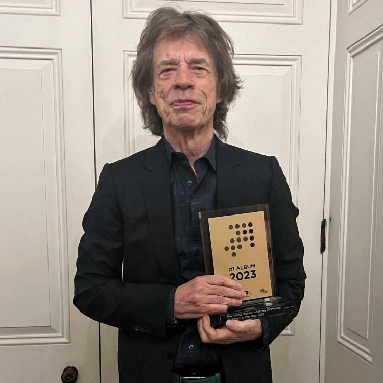 Mick Jagger mit dem "Nummer 1 Award" der Offiziellen Deutschen Jahrescharts 2023 (Bild:© GfK Entertainment GmbH / Pia Squillino)