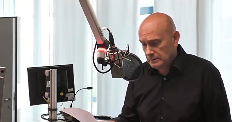 Jürgen Kolb im hr-Nachrichten-Studio (Bild: Privatarchiv Jürgen Kolb)