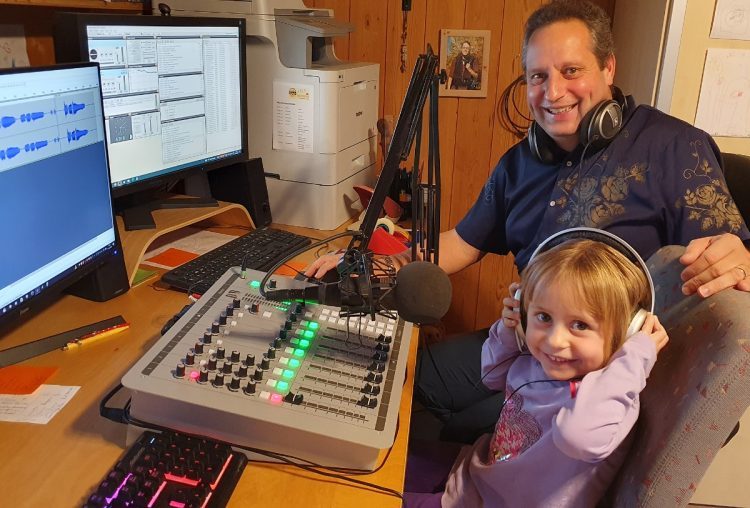 Töchterchen Carmen hilft auch schon begeistert bei Sunradio mit. Sie hat im Studio Jingles für Weihnachten und Neujahr aufgesprochen (Bild: © Sunradio)
