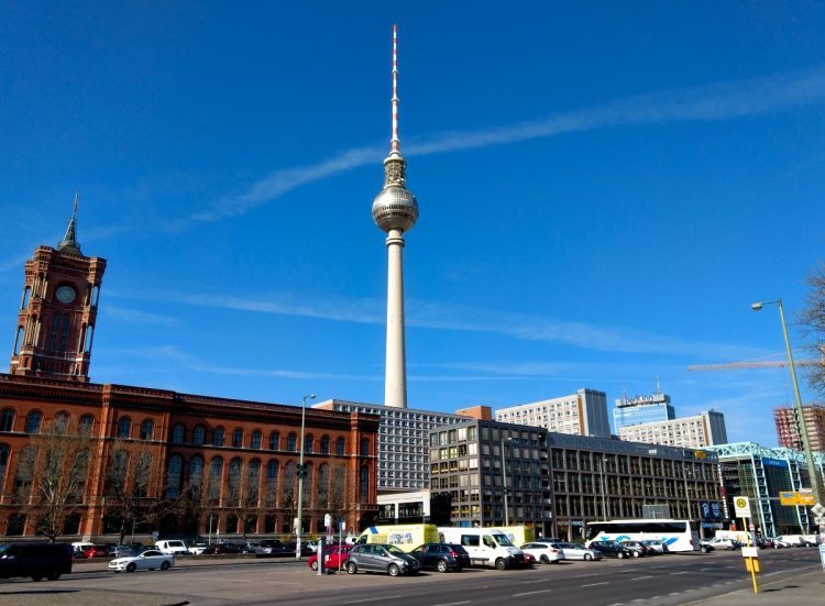 Der Fernsehturm am Berliner Alexanderplatz strahlt Radioprogramme sowohl analog per UKW als auch im Digitalradio-Standard DAB+ aus. (Bild: © Jörn Krieger)