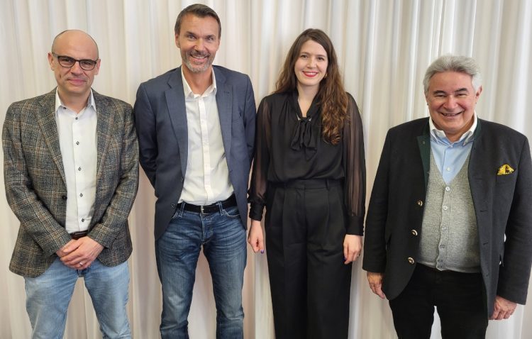 Nicola Bomio (neuer Präsident), Peter Scheurer (Geschäftsleiter), Giulia Cresta (neues Vorstandsmitglied), Jürg Bachmann (zurückgetretener Präsident) (Bild: VSP)