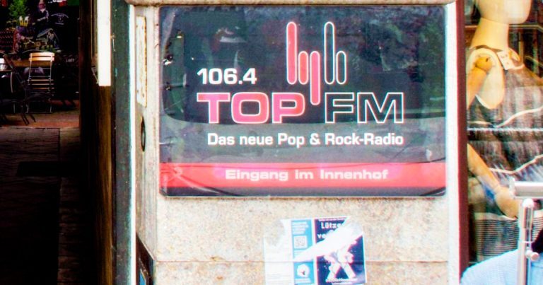 TOP FM-Eingangsschild (Bild: © Wolf-Dieter-Roth)