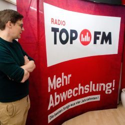 TOP FM-Logowand (Bild: © Wolf-Dieter-Roth)